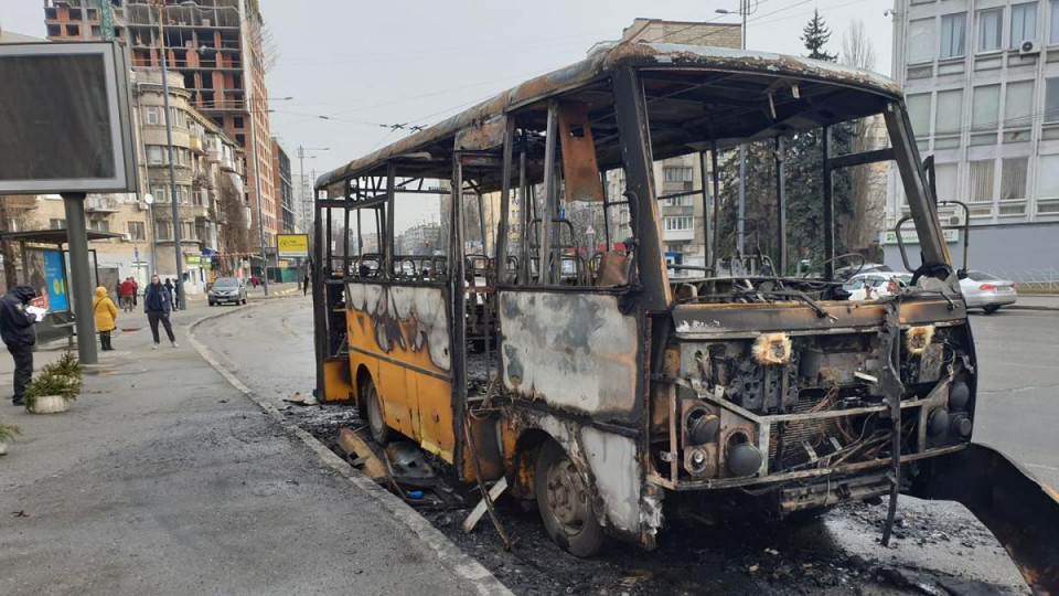 В Киеве возле суда сгорела маршрутка с пассажирами: пострадал водитель, фото и видео