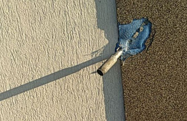 В Днепре из РПГ обстреляли дом: снаряд застрял в стене