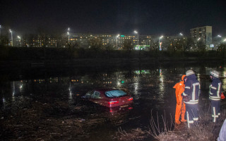 В Киеве из Русановского канала вылавливали автомобиль Renault: что произошло, видео