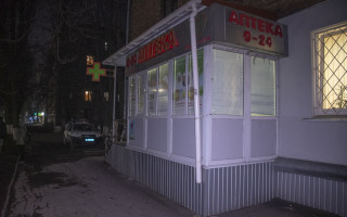 В столице дерзкий грабитель в маске обнес аптеку: пострадали работники