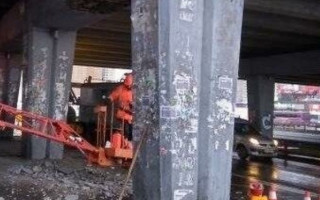 В Киеве начал рушиться мост на Позняках: есть фото