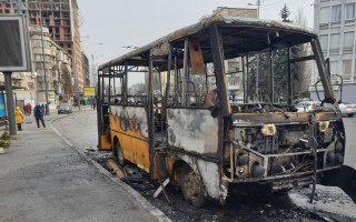 В Киеве возле суда сгорела маршрутка с пассажирами: пострадал водитель, фото и видео