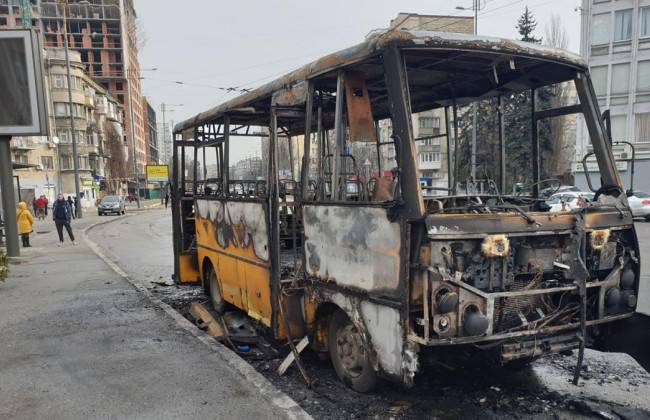 В Киеве возле суда сгорела маршрутка с пассажирами: пострадал водитель, фото и видео