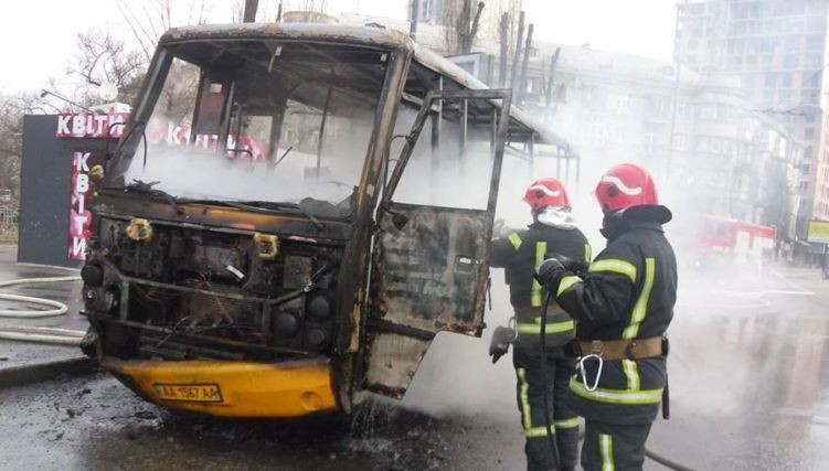 Вщент вигоріла: у Києві на ходу спалахнула маршрутка, фото та відео