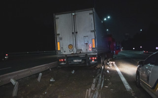 В Киеве пьяный дальнобойщик на фуре, забитой алкоголем, устроил ДТП: фото и видео