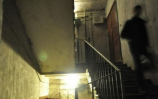 Нападает в подъездах: в Киеве маньяк охотится на женщин