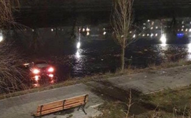 Серьезное ДТП в Киеве: автомобиль слетел в Русановский канал