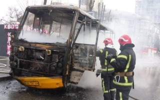 Вщент вигоріла: у Києві на ходу спалахнула маршрутка, фото та відео