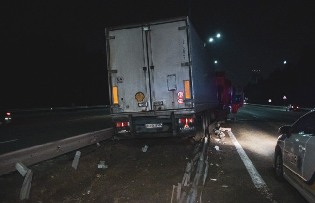 В Киеве пьяный дальнобойщик на фуре, забитой алкоголем, устроил ДТП: фото и видео