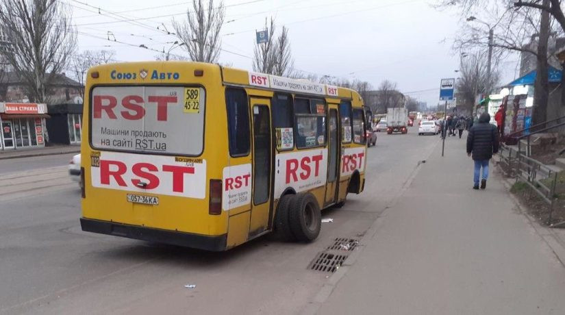 На Дарнице у маршрутки на полном ходу отвалилось колесо: фото