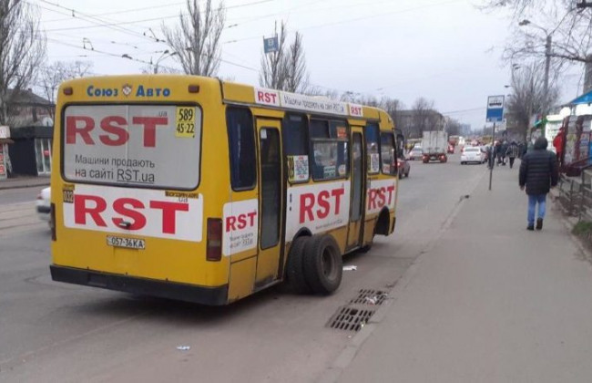 На Дарнице у маршрутки на полном ходу отвалилось колесо: фото