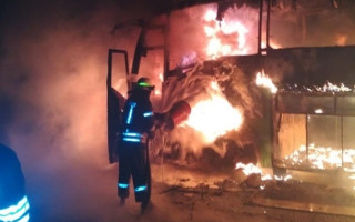 В Кривом Роге вспыхнул автобус с пассажирами: есть фото и видео