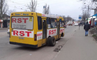 На Дарнице у маршрутки на полном ходу отвалилось колесо: фото