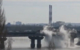 В Киеве на мосту Патона прорвало теплотрассу: есть подробности