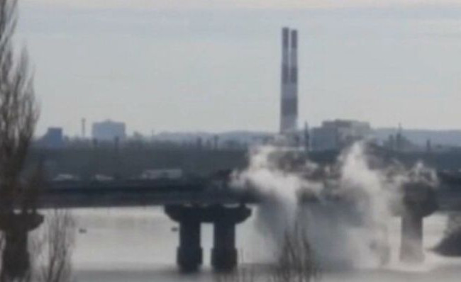 В Киеве на мосту Патона прорвало теплотрассу: есть подробности