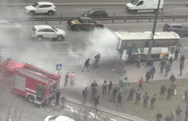 В Киеве на ходу вспыхнул автобус: подробности, фото