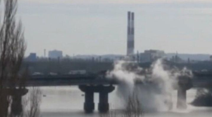 В Киеве на мосту Патона прорвало теплотрассу: есть подробности