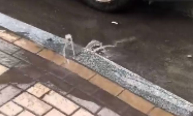 В центре Киева из-под тротуара бьет фонтан, видео