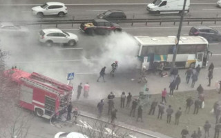 В Киеве на ходу вспыхнул автобус: подробности, фото
