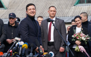 Зеленский пообещал эвакуировать двух граждан из Китая