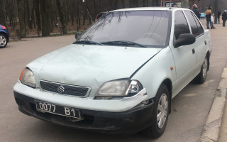 Не выдержал дистанцию: в Киеве легковушка на военных номерах устроила ДТП, фото