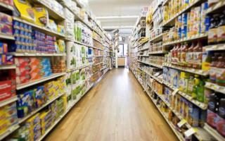 Бросил стулом в продавца: под Киевом недовольный покупатель устроил погром в магазине