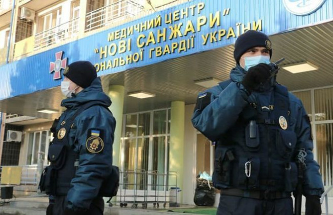 В Новых Санжарах закончился карантин: Зеленский прилетел встречать украинцев