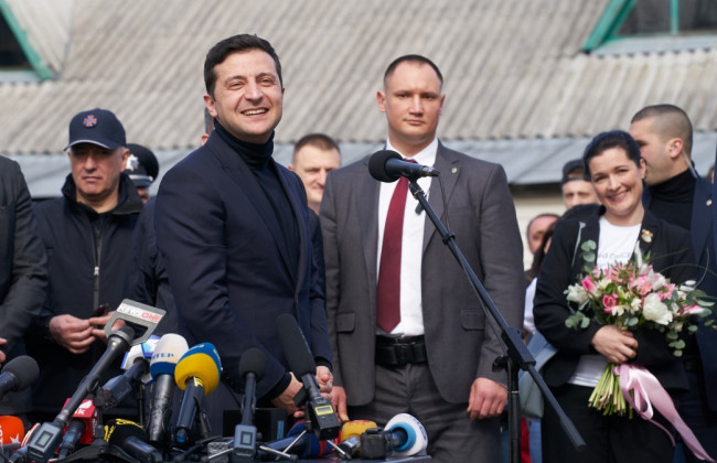 Зеленский пообещал эвакуировать двух граждан из Китая