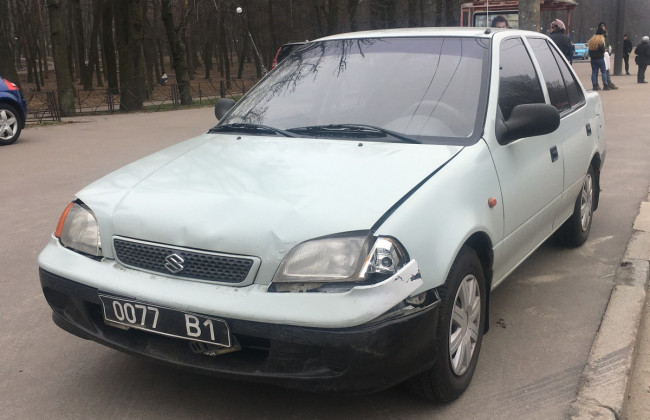 Не выдержал дистанцию: в Киеве легковушка на военных номерах устроила ДТП, фото