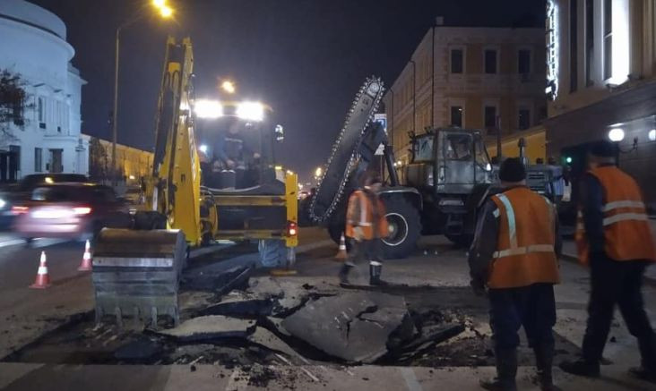 Инцидент в Киеве: на Владимирской просел асфальт из-за прорыва трубопровода