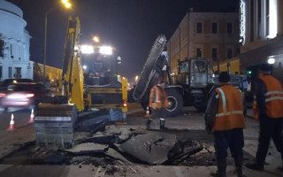 Инцидент в Киеве: на Владимирской просел асфальт из-за прорыва трубопровода