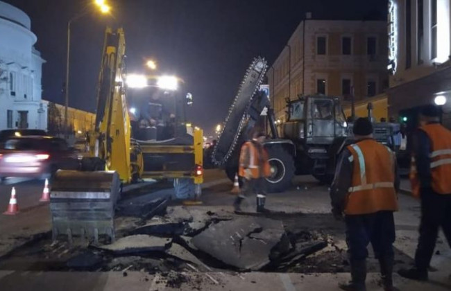 Инцидент в Киеве: на Владимирской просел асфальт из-за прорыва трубопровода