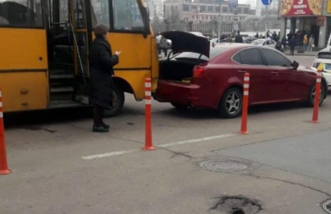 В Киеве на вокзале маршрутка влетела в легковушку: есть подробности