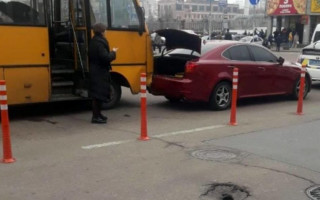 В Киеве на вокзале маршрутка влетела в легковушку: есть подробности