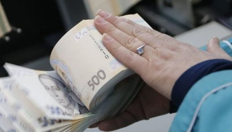 Зарплата жінок в Україні: з’явилась цікава статистика