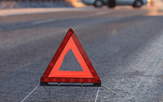 В Киеве автомобиль на скорости снес женщину, видео