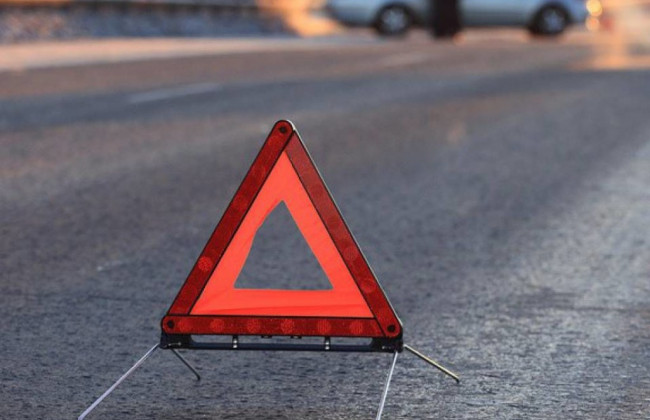 В Киеве автомобиль на скорости снес женщину, видео