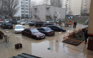 В Киеве прорвало трубу и затопило машины: подробности и фото