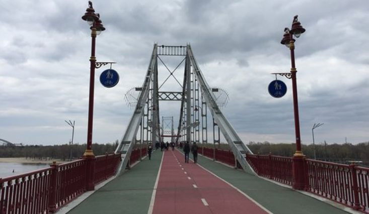 Парковый пешеходный мост временно перекроют: киевлянам назвали причину