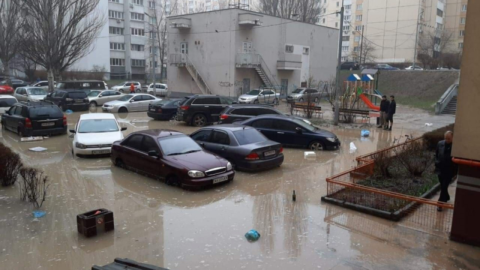 В Киеве прорвало трубу и затопило машины: подробности и фото