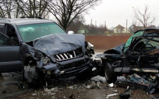Под Киевом легковушка боком врезалась во внедорожник, фото