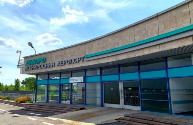 В аэропорту Днепра обнаружили два взрывных снаряда