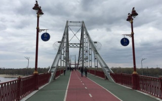 Парковый пешеходный мост временно перекроют: киевлянам назвали причину