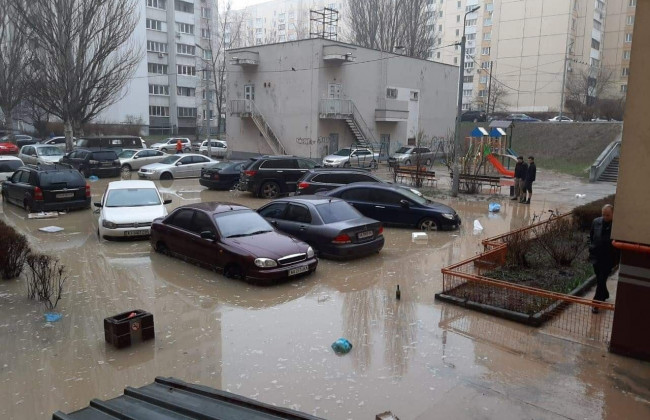 В Киеве прорвало трубу и затопило машины: подробности и фото