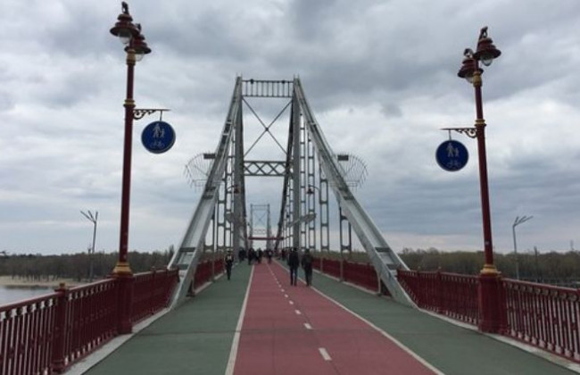 Парковый пешеходный мост временно перекроют: киевлянам назвали причину