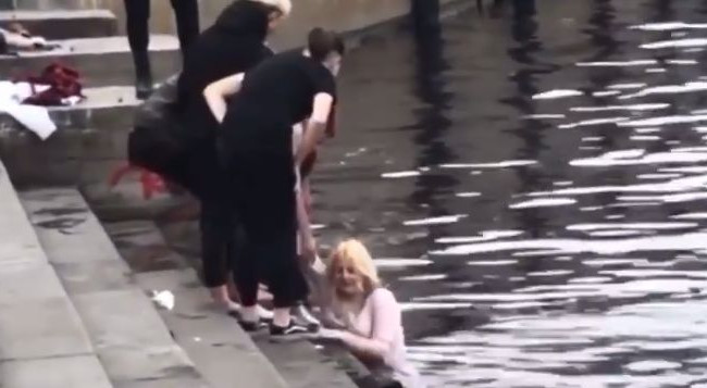 Инцидент в Киеве: из Днепра вытащили женщину, видео