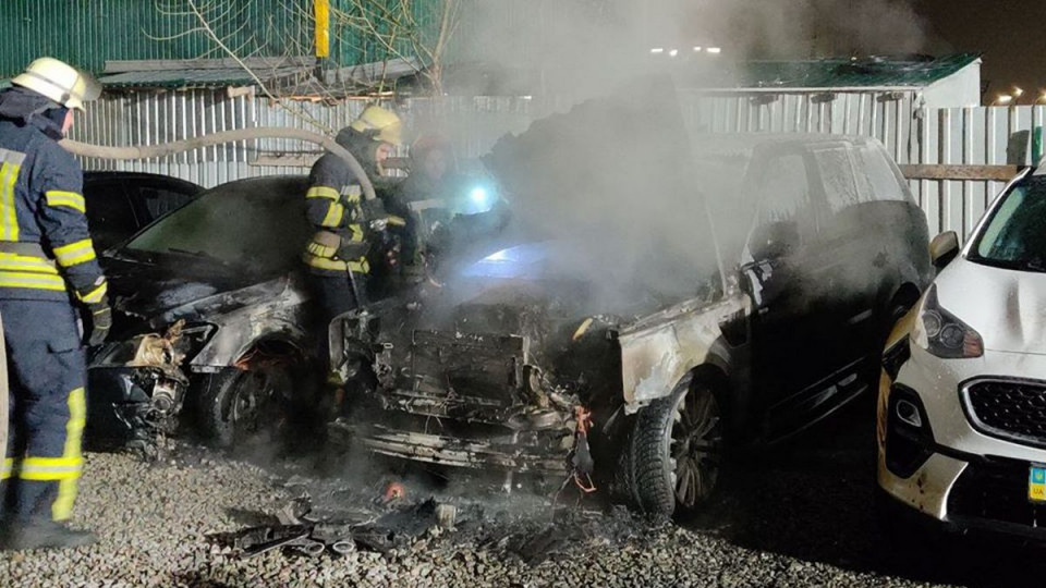 В Киеве горел элитный Range Rover, фото