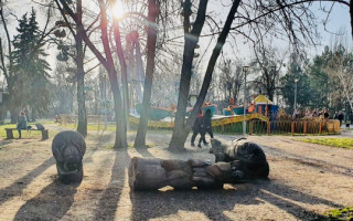 В Запорожье 10-летнюю девочку убила деревянная скульптура