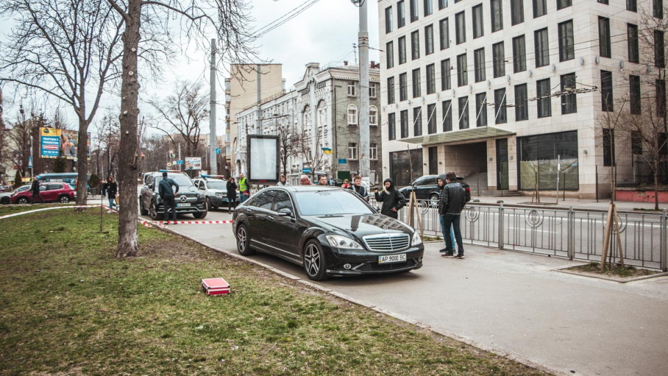 В Киеве расстреляли элитный Mercedes: подробности