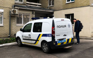 Трагедия в Киеве: из многоэтажки выпала девушка